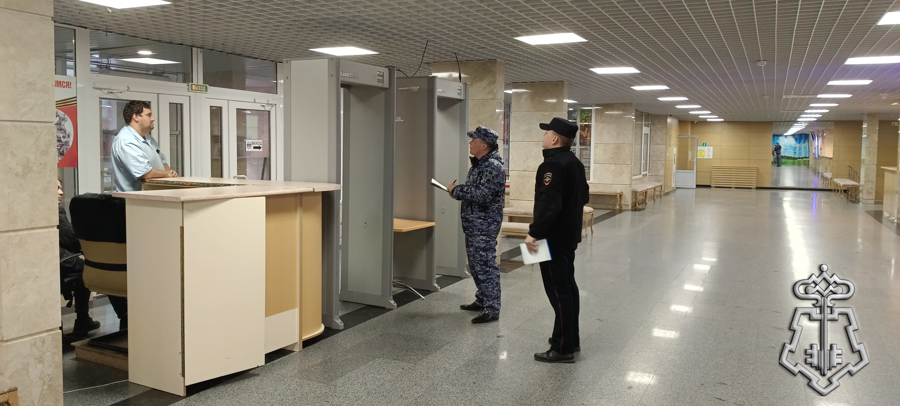 Росгвардия проверяет безопасность школ НАО перед началом нового учебного года