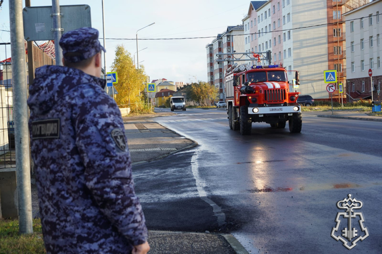 В Нарьян-Маре провели совместную противопожарную тренировку вневедомственной охраны Росгвардии и МЧС России
