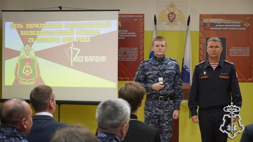 В Нарьян-Маре сотрудников вневедомственной охраны Росгвардии наградили за отличие в службе