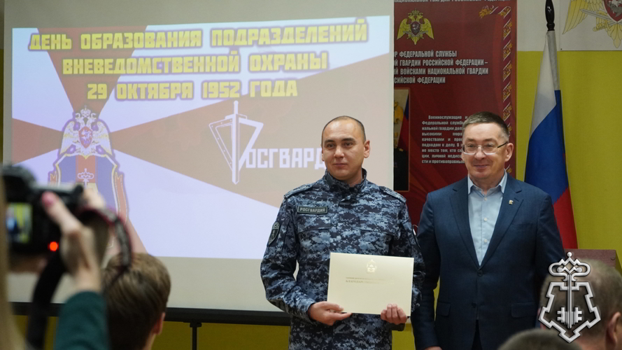 В Нарьян-Маре сотрудников вневедомственной охраны Росгвардии наградили за отличие в службе