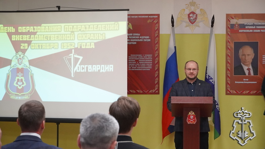 В Нарьян-Маре сотрудников вневедомственной охраны Росгвардии наградили за отличие в службе