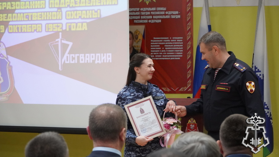 В Нарьян-Маре сотрудников вневедомственной охраны Росгвардии наградили за отличие в службе