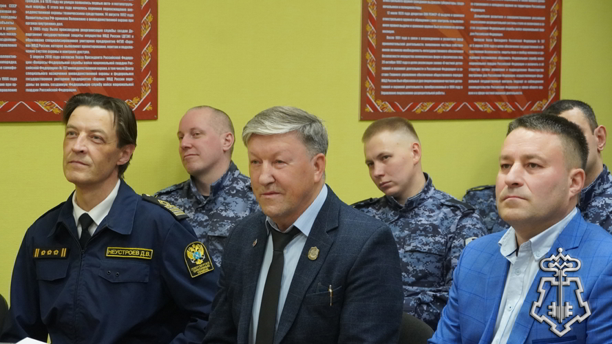 В Нарьян-Маре сотрудников вневедомственной охраны Росгвардии наградили за отличие в службе