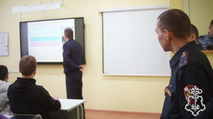 Представитель вневедомственной охраны Росгвардии принял участие в интерактивных занятиях ко Дню призывник