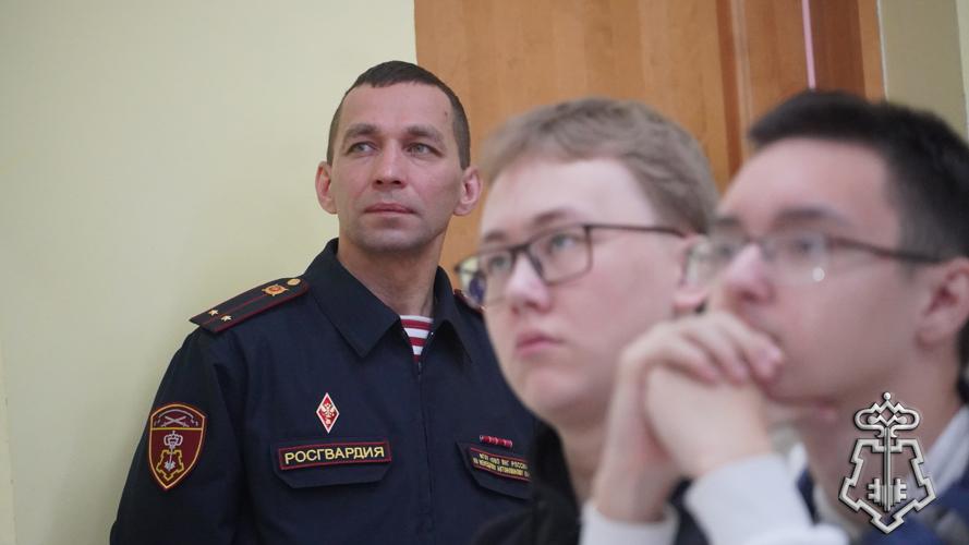 Представитель вневедомственной охраны Росгвардии принял участие в интерактивных занятиях ко Дню призывник