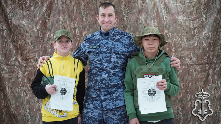 Экскурсия в ОВО — В Нарьян-Маре росгвардейцы исполнили новогоднюю мечту воспитанников детского дома