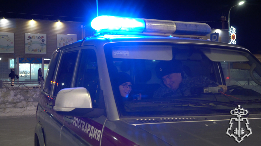 Экскурсия в ОВО — В Нарьян-Маре росгвардейцы исполнили новогоднюю мечту воспитанников детского дома