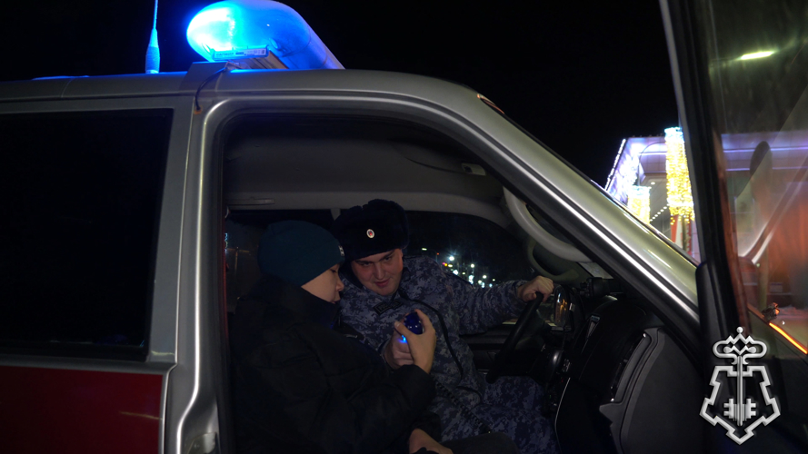 Экскурсия в ОВО — В Нарьян-Маре росгвардейцы исполнили новогоднюю мечту воспитанников детского дома