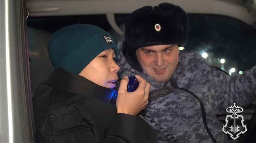 Экскурсия в ОВО — В Нарьян-Маре росгвардейцы исполнили новогоднюю мечту воспитанников детского дома