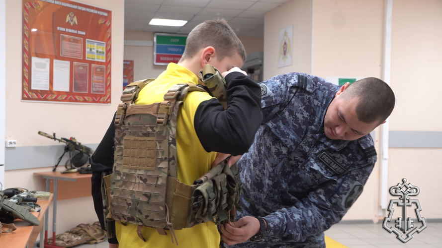 Экскурсия в ОВО — В Нарьян-Маре росгвардейцы исполнили новогоднюю мечту воспитанников детского дома
