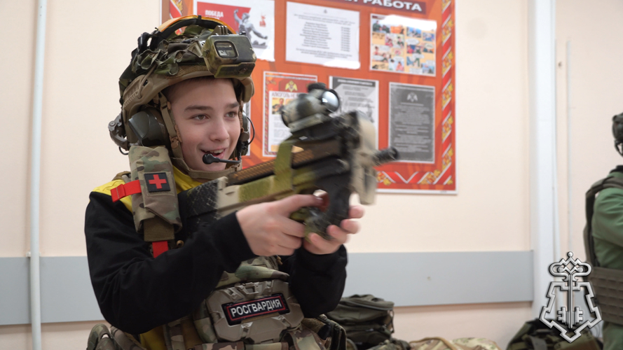Экскурсия в ОВО — В Нарьян-Маре росгвардейцы исполнили новогоднюю мечту воспитанников детского дома