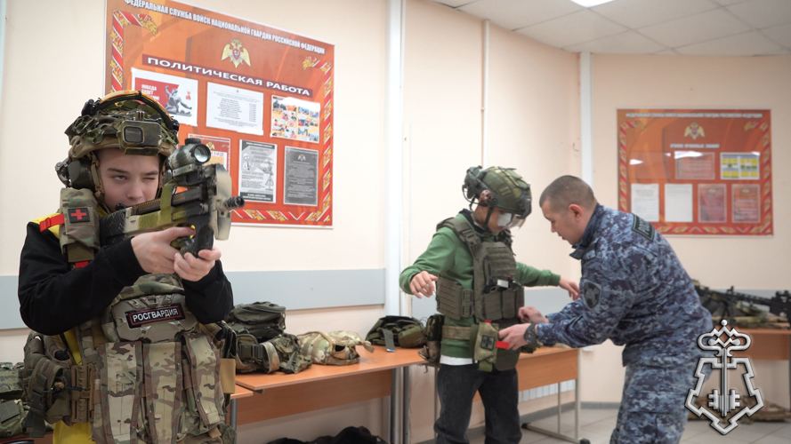 Экскурсия в ОВО — В Нарьян-Маре росгвардейцы исполнили новогоднюю мечту воспитанников детского дома