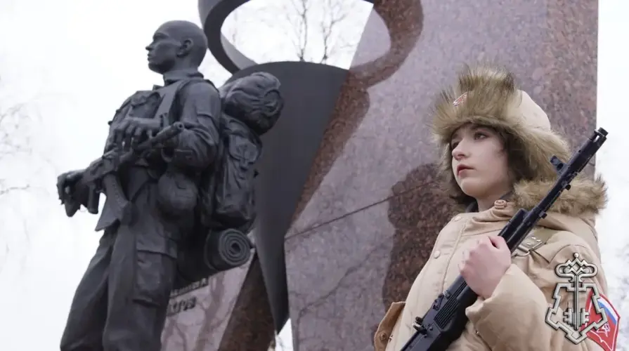 В НАРЬЯН-МАРЕ РОСГВАРДИЯ И ПОЛИЦИЯ ОБЕСПЕЧИЛИ БЕЗОПАСНОСТЬ БОЛЕЕ 300 УЧАСТНИКОВ ШЕСТВИЯ В ПОДДЕРЖКУ БОЙЦОВ СВО 