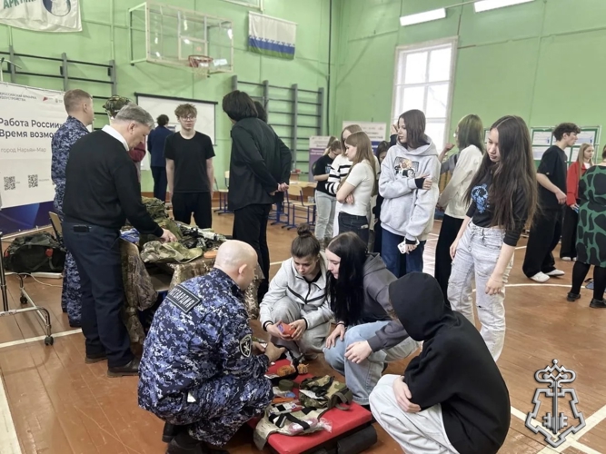 В НАРЬЯН-МАРЕ ПРЕДСТАВИТЕЛИ РОСГВАРДИИ РАССКАЗАЛИ ГОСТЯМ ВСЕРОССИЙСКОЙ ЯРМАРКИ ТРУДОУСТРОЙСТВА О СЛУЖБЕ И ВЕДОМСТВЕННЫХ ВУЗАХ