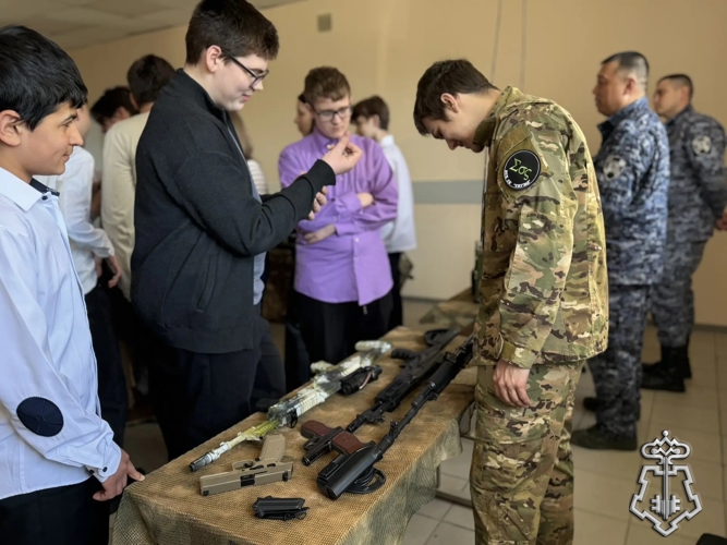 В Нарьян-Маре росгвардейцы провели для школьников профориентационный урок мужества, приуроченный к 80-летию Победы, 10-летию Росгвардии и 215-летию войск правопорядка 