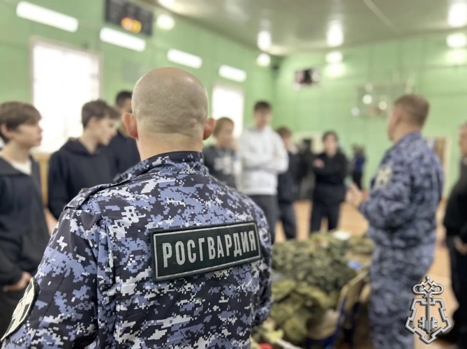 В НАРЬЯН-МАРЕ ПРЕДСТАВИТЕЛИ РОСГВАРДИИ РАССКАЗАЛИ ГОСТЯМ ВСЕРОССИЙСКОЙ ЯРМАРКИ ТРУДОУСТРОЙСТВА О СЛУЖБЕ И ВЕДОМСТВЕННЫХ ВУЗАХ