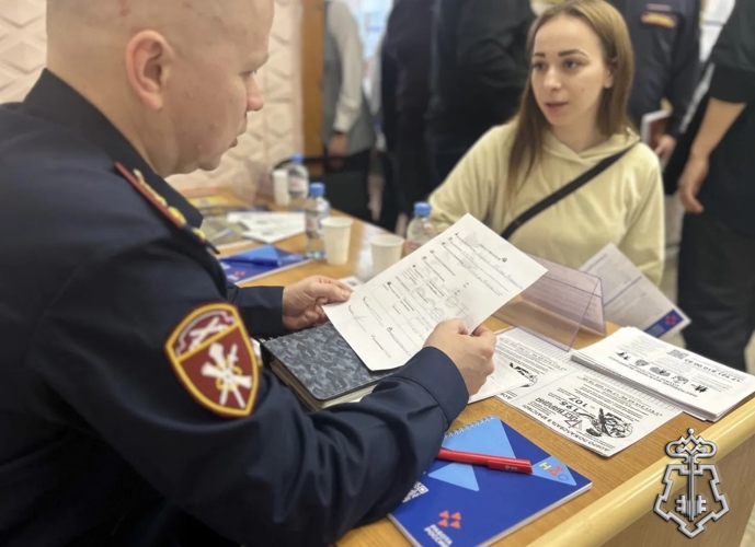 «УЧАСТНИКИ ЯРМАРКИ «РАБОТА РОССИИ» В НАРЬЯН-МАРЕ ЗАИНТЕРЕСОВАЛИСЬ СЛУЖБОЙ В РОСГВАРДИИ»