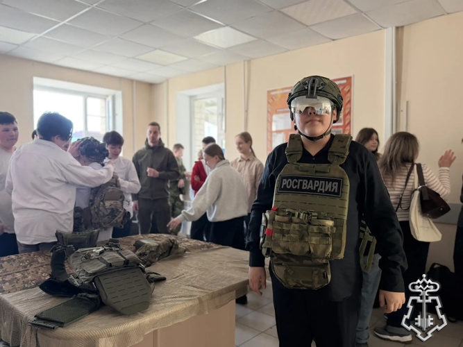 В Нарьян-Маре росгвардейцы провели для школьников профориентационный урок мужества, приуроченный к 80-летию Победы, 10-летию Росгвардии и 215-летию войск правопорядка 