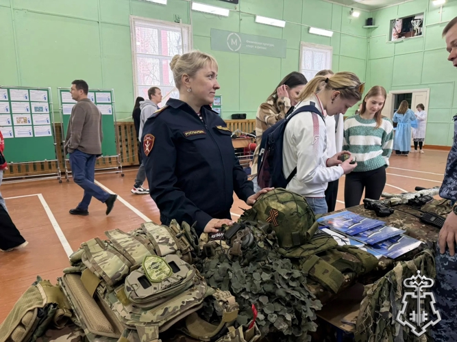 В НАРЬЯН-МАРЕ ПРЕДСТАВИТЕЛИ РОСГВАРДИИ РАССКАЗАЛИ ГОСТЯМ ВСЕРОССИЙСКОЙ ЯРМАРКИ ТРУДОУСТРОЙСТВА О СЛУЖБЕ И ВЕДОМСТВЕННЫХ ВУЗАХ