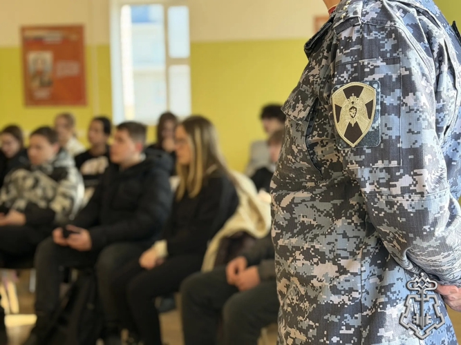 В Нарьян-Маре росгвардейцы провели для школьников профориентационный урок мужества, приуроченный к 80-летию Победы, 10-летию Росгвардии и 215-летию войск правопорядка 