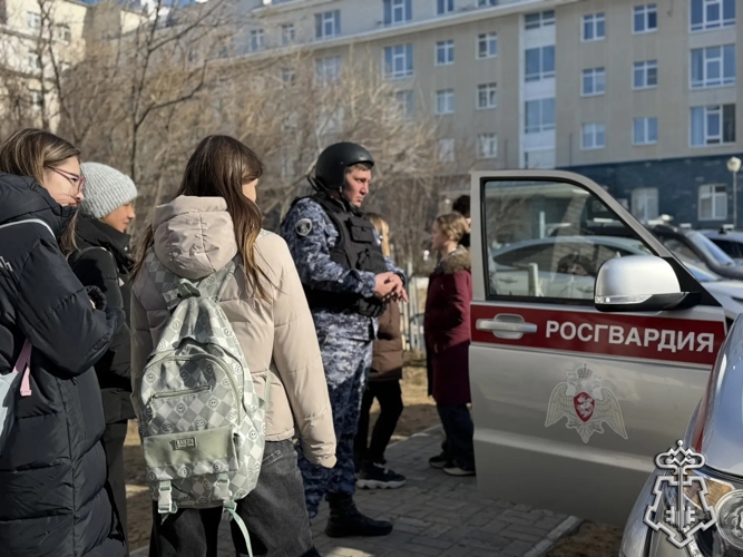 В Нарьян-Маре росгвардейцы провели для школьников профориентационный урок мужества, приуроченный к 80-летию Победы, 10-летию Росгвардии и 215-летию войск правопорядка 