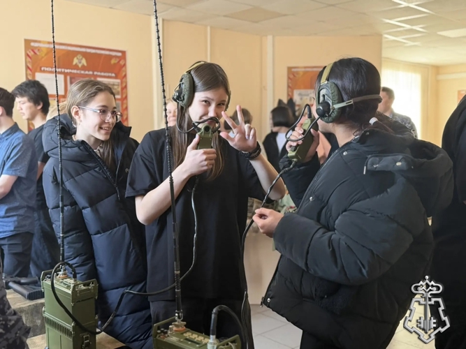 В Нарьян-Маре росгвардейцы провели для школьников профориентационный урок мужества, приуроченный к 80-летию Победы, 10-летию Росгвардии и 215-летию войск правопорядка 