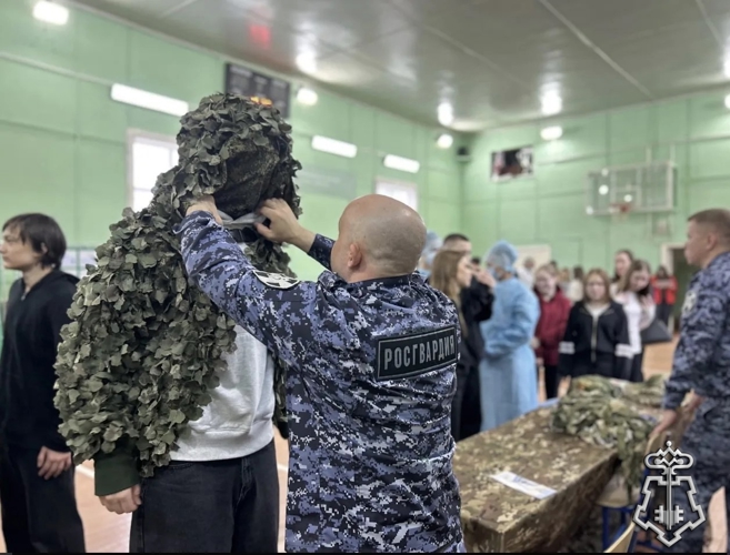 В НАРЬЯН-МАРЕ ПРЕДСТАВИТЕЛИ РОСГВАРДИИ РАССКАЗАЛИ ГОСТЯМ ВСЕРОССИЙСКОЙ ЯРМАРКИ ТРУДОУСТРОЙСТВА О СЛУЖБЕ И ВЕДОМСТВЕННЫХ ВУЗАХ