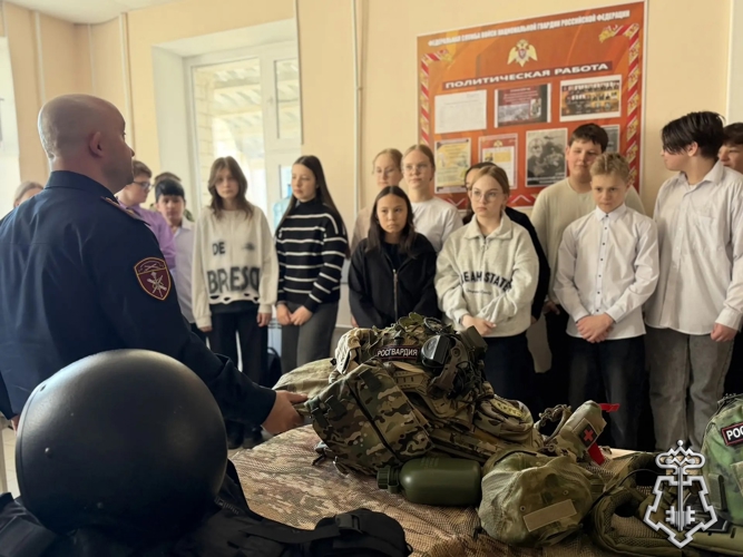 В Нарьян-Маре росгвардейцы провели для школьников профориентационный урок мужества, приуроченный к 80-летию Победы, 10-летию Росгвардии и 215-летию войск правопорядка 