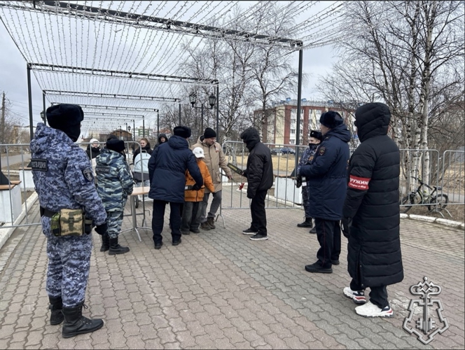 В НАРЬЯН-МАРЕ РОСГВАРДЕЙЦЫ И ПОЛИЦИЯ ОБЕСПЕЧИЛИ БЕЗОПАСНОСТЬ БОЛЕЕ 5000 УЧАСТНИКОВ ПРАЗДНОВАНИЯ ДНЯ ПОБЕДЫ 