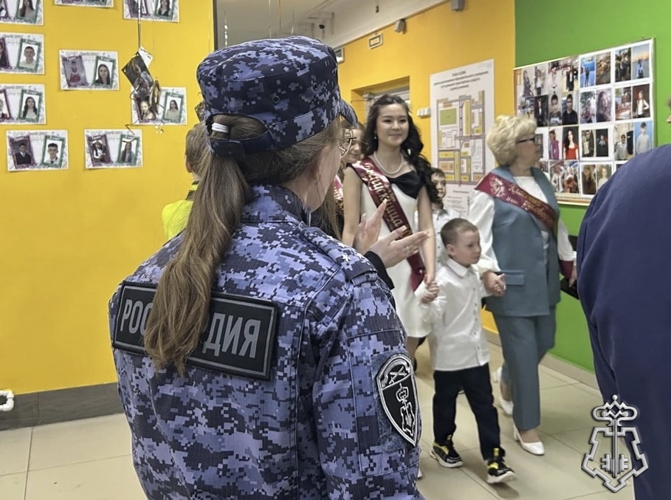 В НАРЬЯН-МАРЕ И ПОСЕЛКЕ ИСКАТЕЛЕЙ СОТРУДНИКИ РОСГВАРДИИ СОВМЕСТНО С ПОЛИЦИЕЙ ОБЕСПЕЧИЛИ ПОРЯДОК НА ПРАЗДНИКЕ «ПОСЛЕДНИЙ ЗВОНОК»