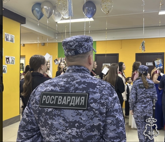 В НАРЬЯН-МАРЕ И ПОСЕЛКЕ ИСКАТЕЛЕЙ СОТРУДНИКИ РОСГВАРДИИ СОВМЕСТНО С ПОЛИЦИЕЙ ОБЕСПЕЧИЛИ ПОРЯДОК НА ПРАЗДНИКЕ «ПОСЛЕДНИЙ ЗВОНОК»
