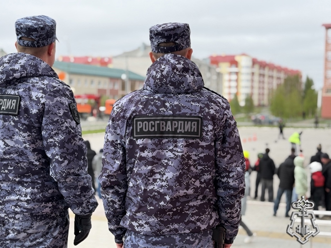 В Нарьян-Маре сотрудники Росгвардии, полиции и народные дружинники объединили усилия ради детского смеха и улыбок