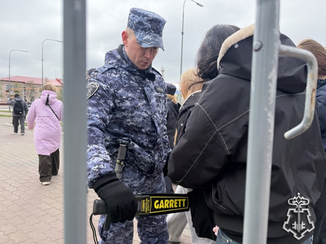 В Нарьян-Маре сотрудники Росгвардии, полиции и народные дружинники объединили усилия ради детского смеха и улыбок