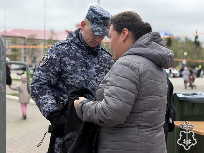 В Нарьян-Маре сотрудники Росгвардии, полиции и народные дружинники объединили усилия ради детского смеха и улыбок