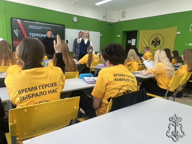 В Нарьян-Маре росгвардейцы провели «Урок мужества» для профильного класса Российского военно-исторического общества